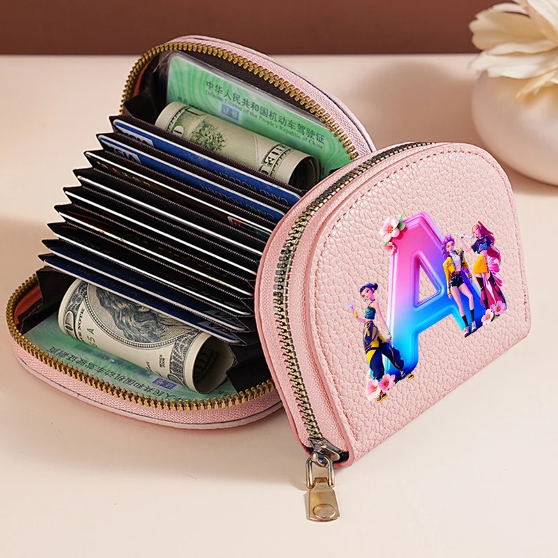 

Kpop Demon Hunters женский короткий стильный кошелек на молнии с узором личи, модный большой вместительный кошелек для монет с несколькими слотами CaroSlot и застежкой-молнией