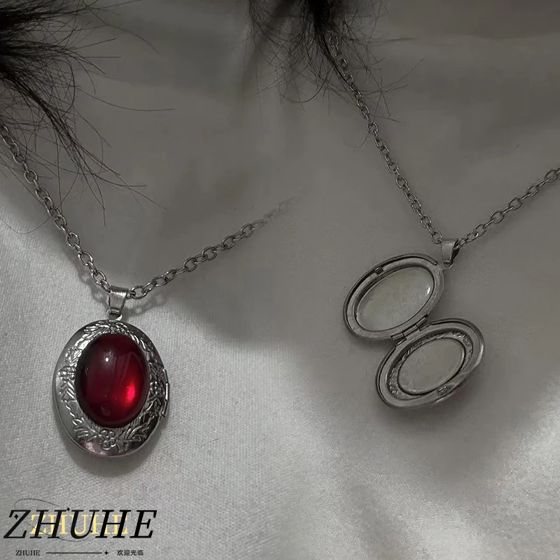 

Chic Oval-Shaped Pendant Necklace, Popular Jewelry Accessories for Men Women, Classic Patterned Chain Neck Ornament, Versatile D