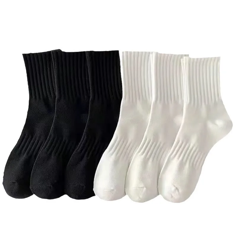 Hot Mid tube black and white men's anti odor, sweat absorbing, breathable men sports socks