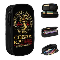 Cobra Kai Team Logo Tv Drama serpenti astuccio portapenne divertente ragazza ragazzo materiale scolastico di grande capacità astuccio con cerniera