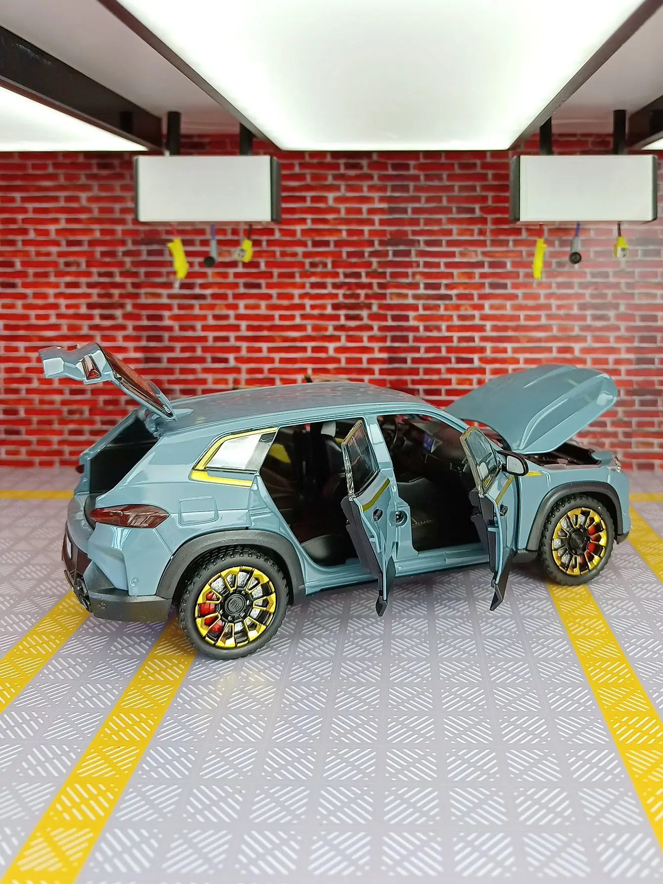 1:24 simulación BMW XM vehículo todoterreno modelo de coche de aleación, puertas y capó del motor, el maletero se puede abrir, regalos de sonido y luz