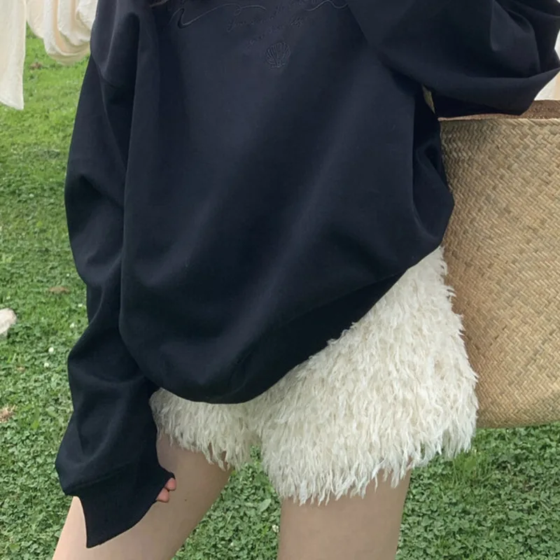 Pantaloncini in pile sfilacciato torta color crema per le donne Autunno Inverno Nuovo temperamento retrò Bordo in lana Pantaloncini minimalisti semplici e versatili