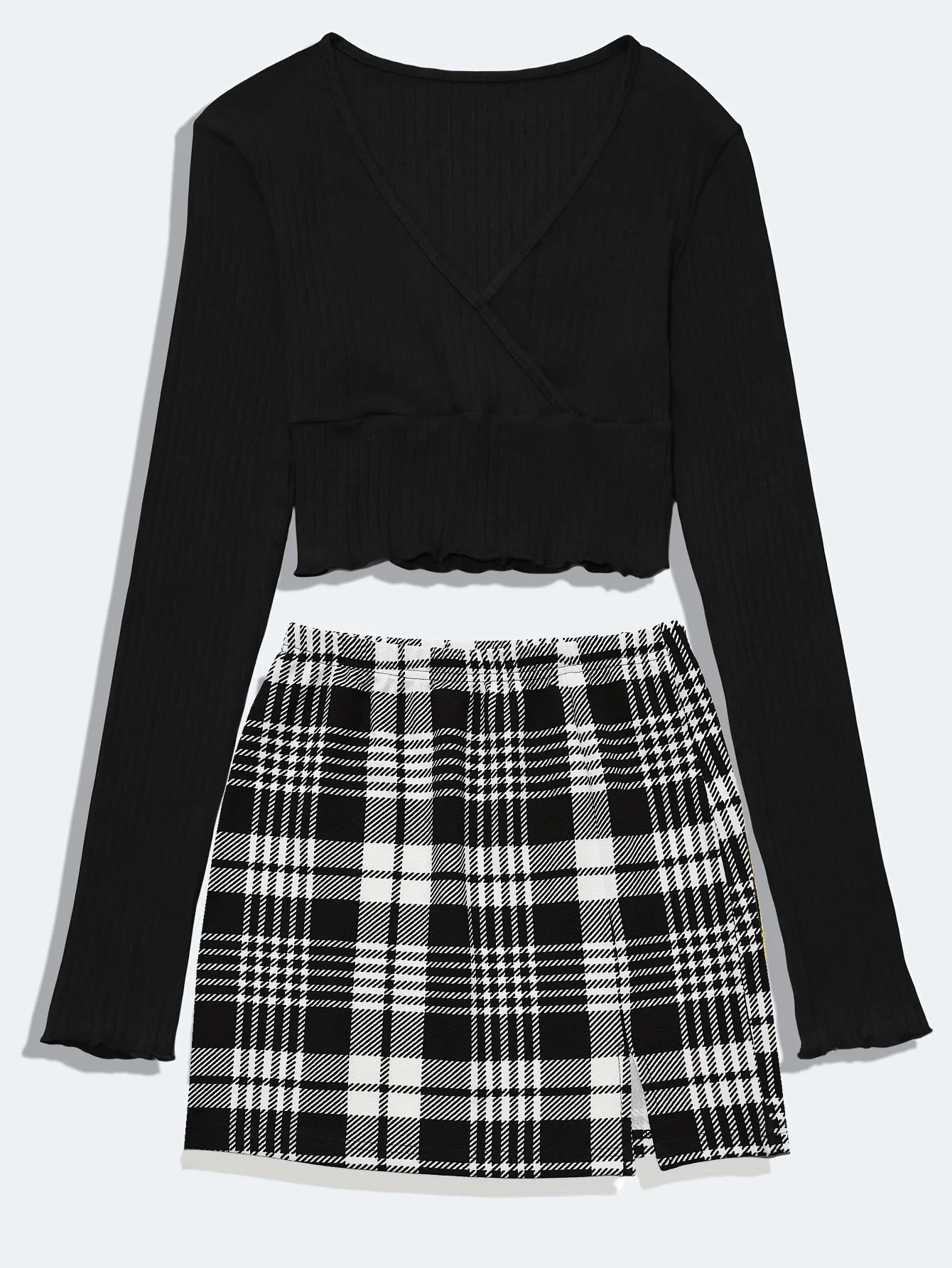 ارتدي تي شيرت قصير برقبة على شكل حرف V مع إحساس تصميم فريد، وقميص نحيف بأكمام طويلة للنساء، وتنورة مربعة باللونين الأسود والأبيض