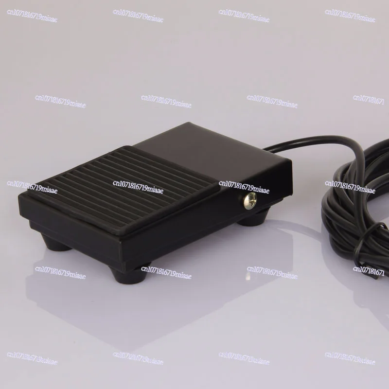 The 5-meter USB footswitch can replace the mouse and keyboard with any key, and the foot-pedal design is foot-based