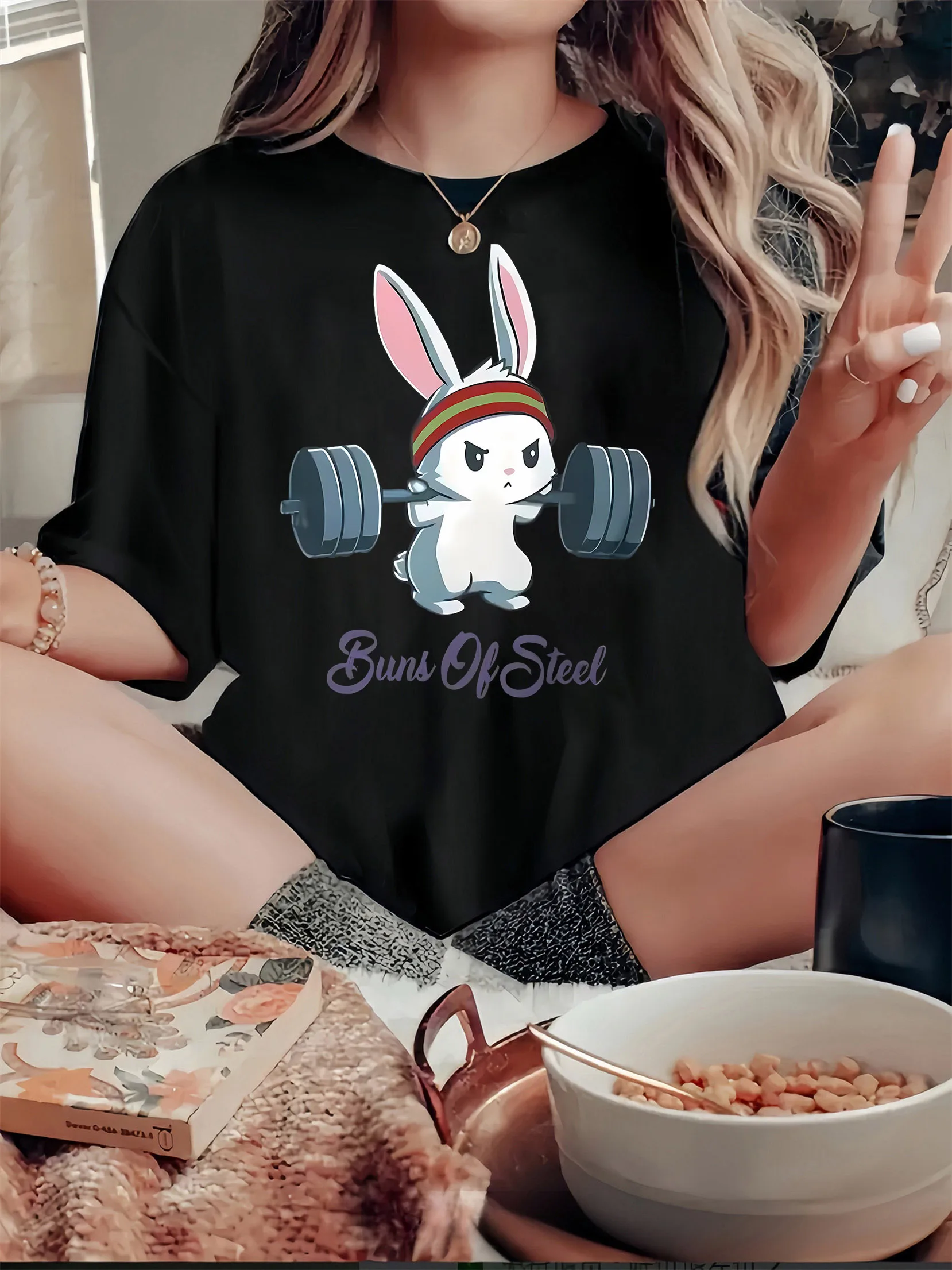 1 camiseta divertida con estampado de conejo para mujer, informal, manga corta con cuello redondo, tejido de punto de poliéster, estiramiento medio