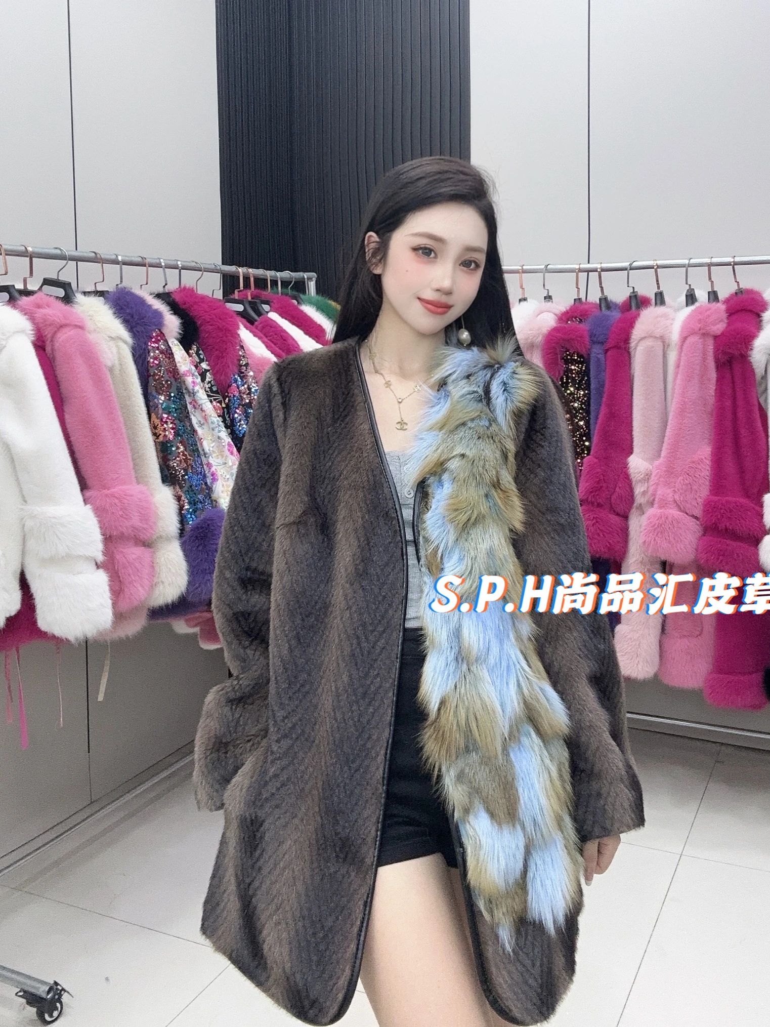 2024 New Whole Fur Fox Fur Collar Splicing European Mink Belt Coat V Neck Long Sleeve Winter Coat Women\'s Noble Faux Fur Coat