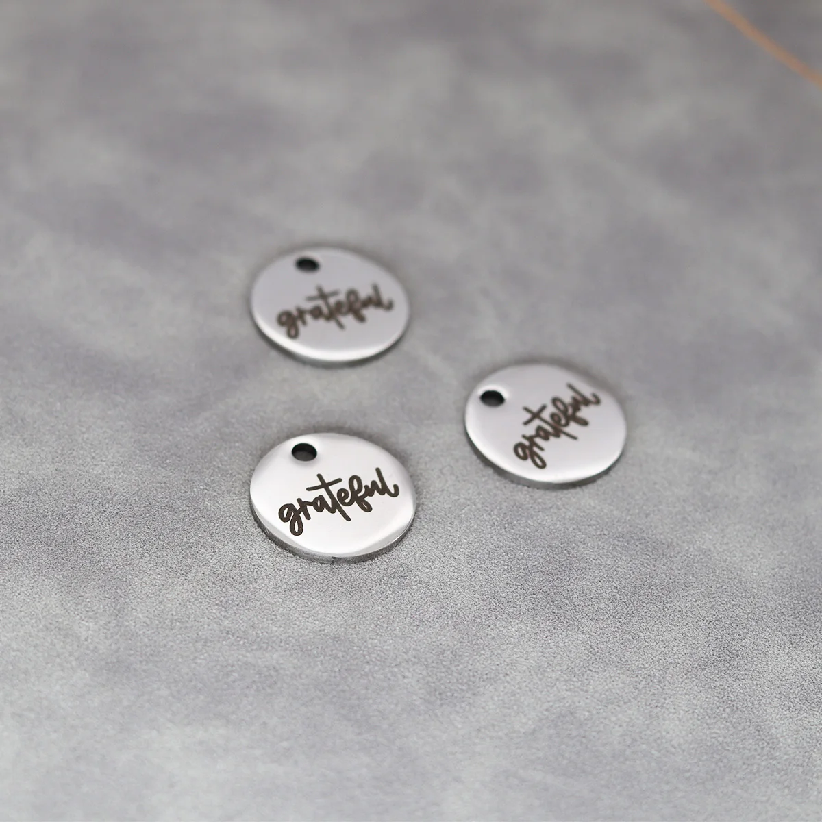 3pcs/Lot Disc Message Grateful Laser Engraved Charm High Polish Mirror Surface Pendant  for Jewelry DIY Teacher or Parents Gift