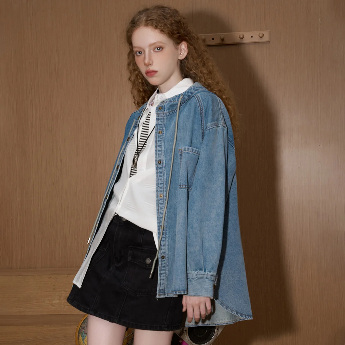 سترة نسائية لخريف 2025 مع قلنسوة من قماش الدنيم معطف كبير الحجم مغسول سترة طويلة مع رباط عتيق فضفاض مناسب