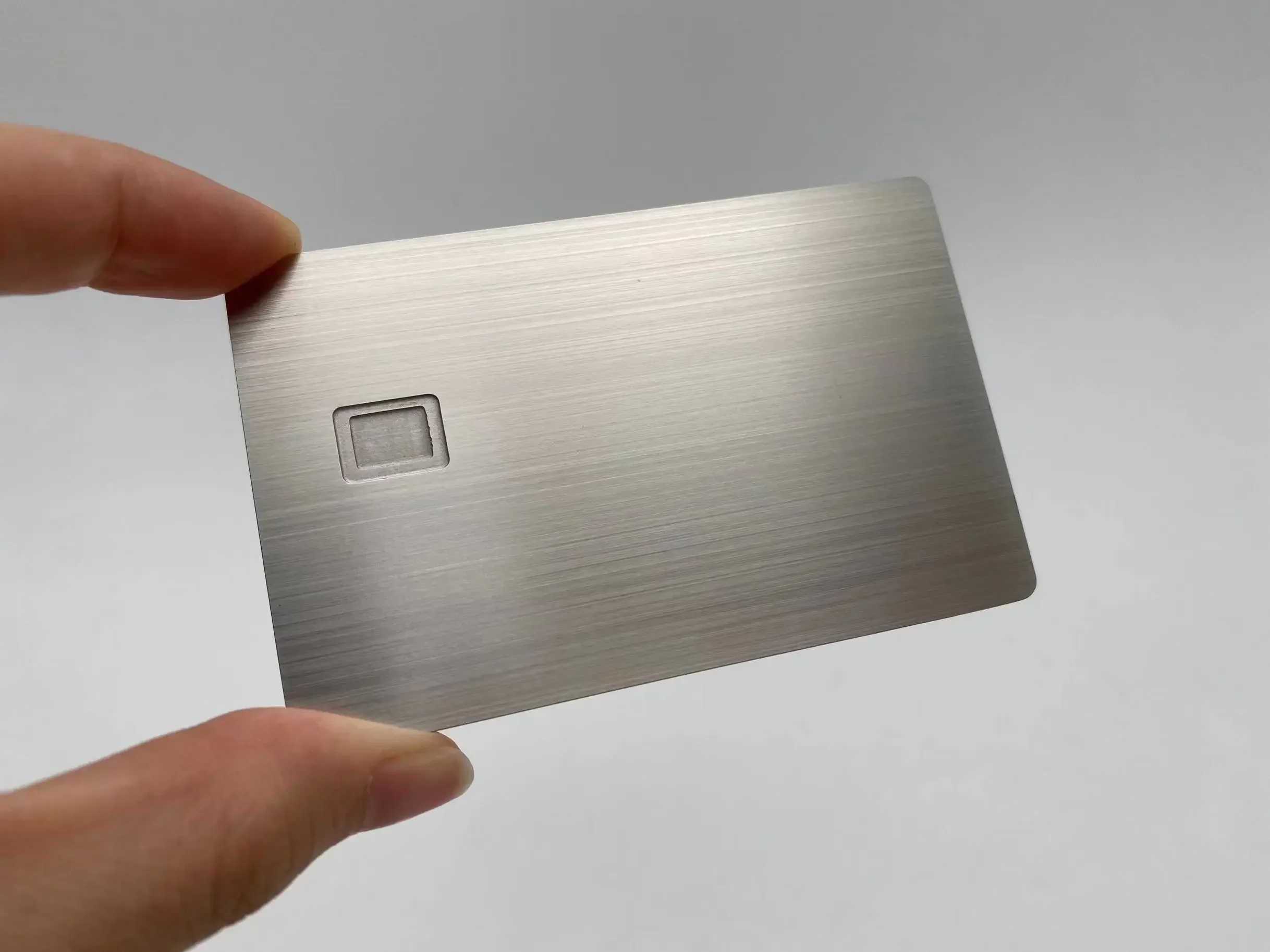 Chip de metal cortado con láser personalizado 4428 4442 Tarjeta de crédito exprés de metal negro en blanco con banda magnética personalizada