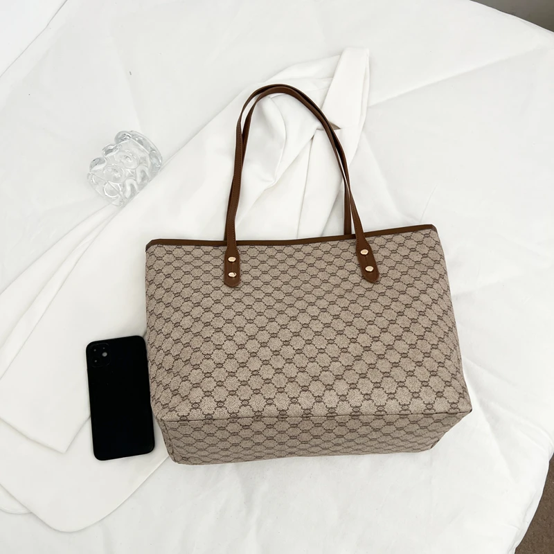 Luxuriöse Vintage Damen Schultertasche mit Monogramm-Print und Nieten, PU-Leder Handtasche mit Großer Kapazität und Reißverschluss für den Arbeitsweg – Detail 15