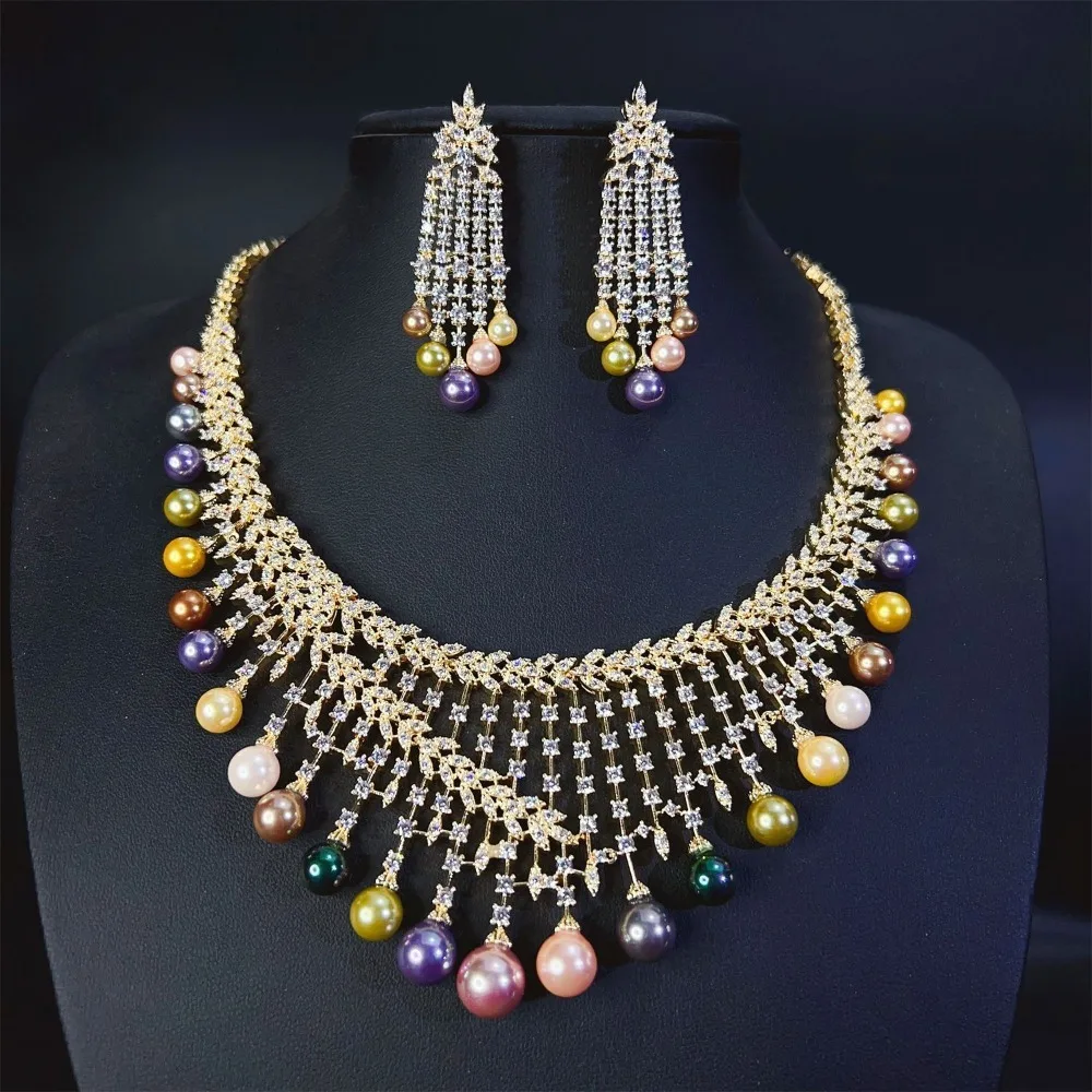 

Женский свадебный комплект украшений: колье и серьги, инкрустированные кубическим цирконием и разноцветным искусственным жемчугом.