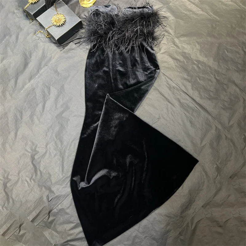 Bild 4: Damenkleid Winter 2025, neues ärmelloses Kleid aus Samt mit schmaler Passform, Straußenfedern, dekoratives langes Kleid, schulterfreie Partykleider