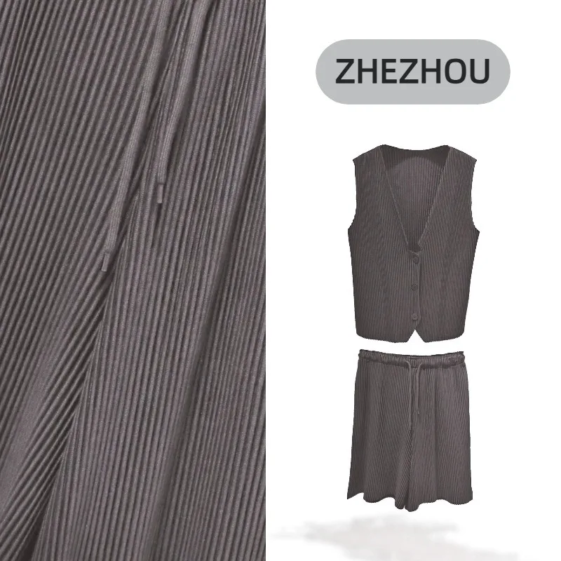 

Женский комплект жилета Miyake, новинка осени 202, свободный крой, повседневный модный минималистичный комплект для пригородных поездок, однотонный топ на бретелях, шорты, комплект из 2 предметов