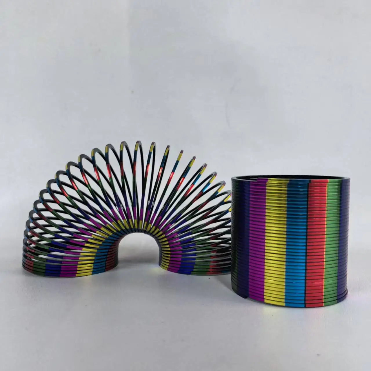 

1/3/6 шт. Золотистая лазерная радужная пружинная игрушка, растягивающаяся и складывающаяся. Идеальный подарок для детей.