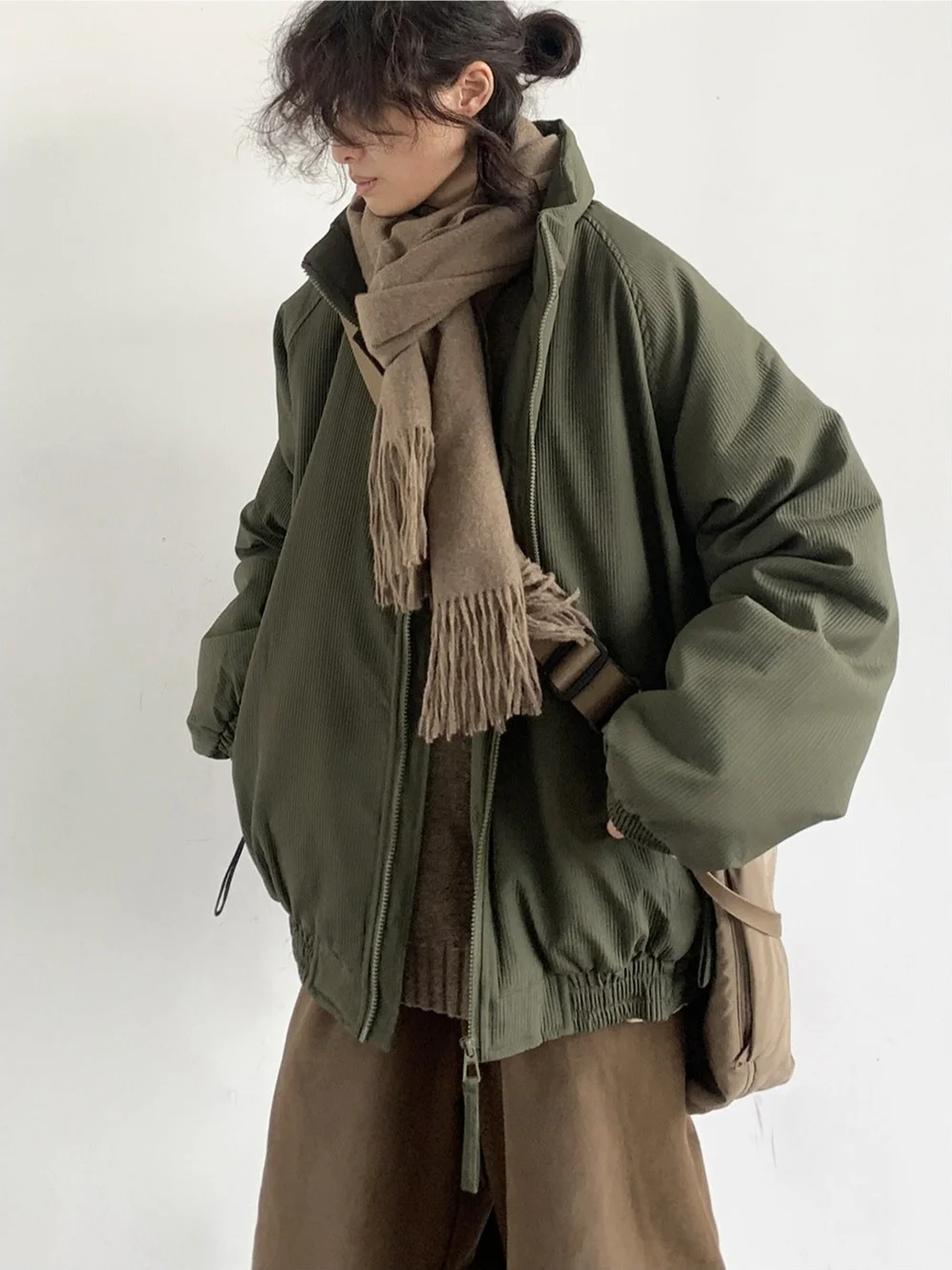 Neutralny amerykański retro płaszcz damski w pionowe paski z bawełny, uniwersalny, ocieplany, zapinany na zamek, długi płaszcz.