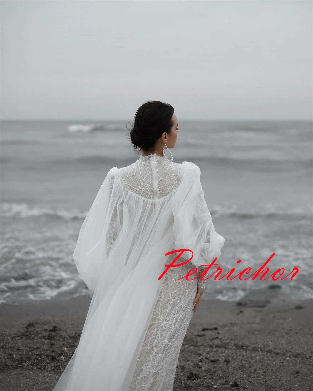 Customized High Quality White Tulle Wedding Dress Temperament Crew Neck Long Sleeves Bridal Gowns Chapel Train Zipper Back Dress