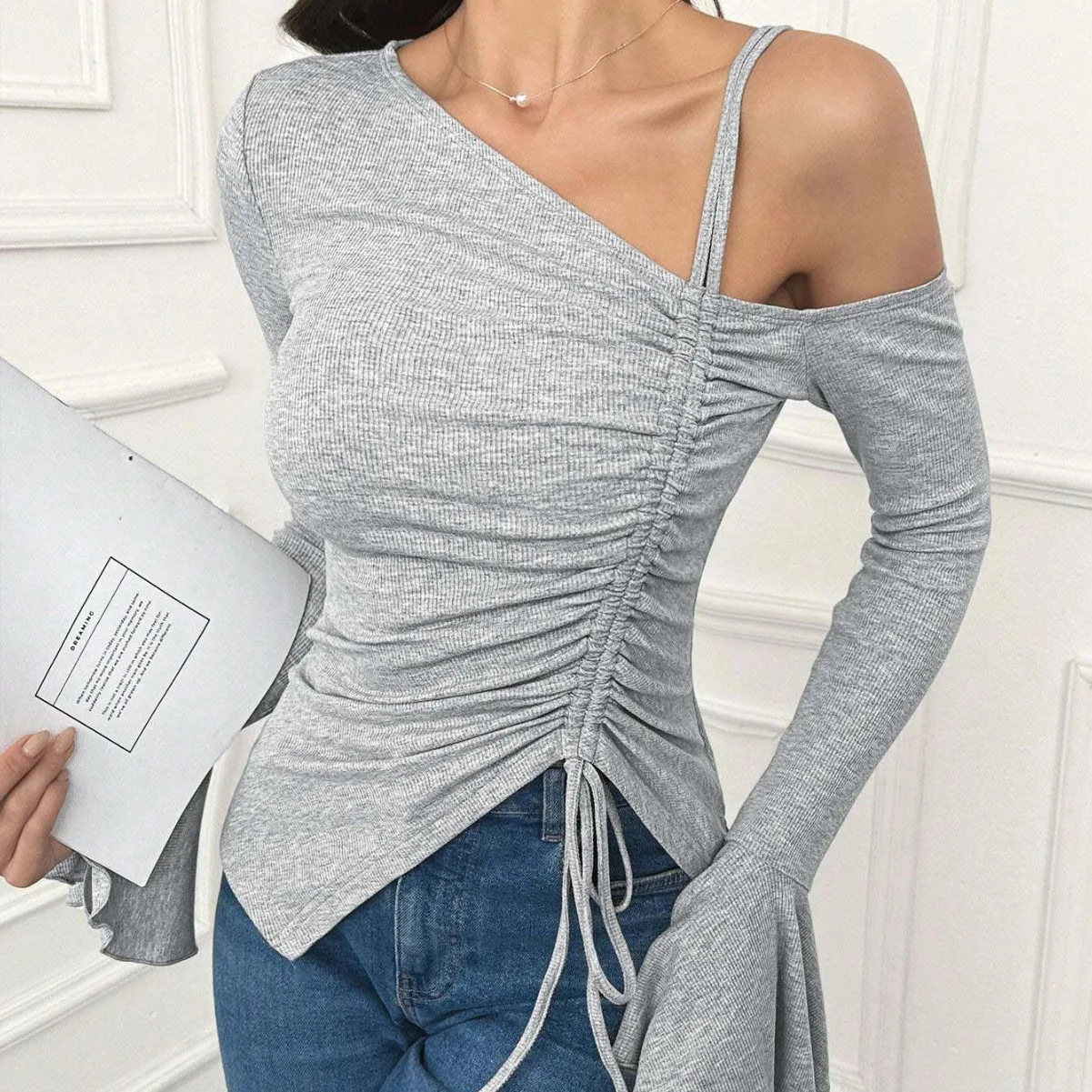 甘くてスパイシーな斜めネック Tシャツ蓮の葉スリーブ片側サスペンダーショートトップ春の新ファッション婦人服