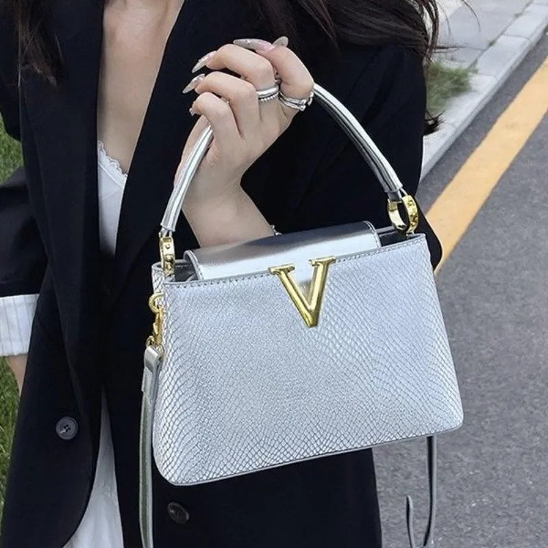 

Изящная сумка для изысканных дам. Идеальная дорожная сумка на одно плечо. Ретро-сумка Merging Aesthetics с утилитой.