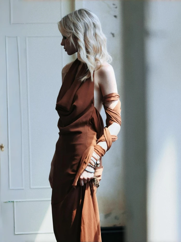 Nicho designer de alta qualidade errante vento nu volta camada resíduos solo sentimento caramelo balanço colarinho estilingue vestido