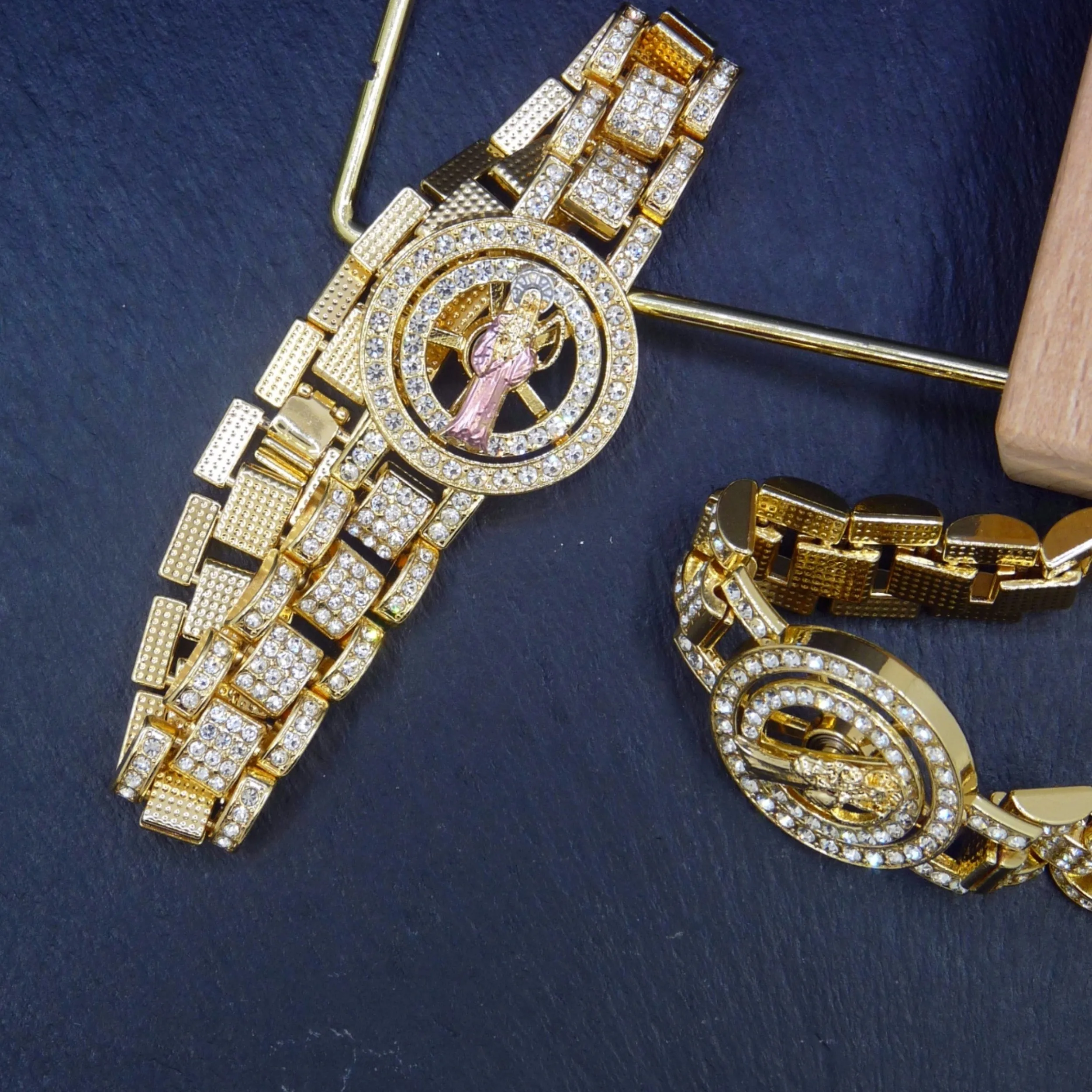 A Fashionable Hip-Hop Fully Inlaid with Rhinestones Rotating Zhonande and Madonna Design Zinc Alloy Bracelet for Men and Women - Non-Plated