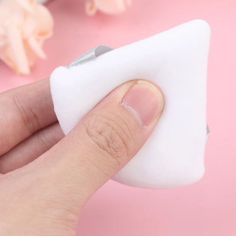 4 szt. Trójkątny aksamitny puszek kosmetyczny do makijażu sypki proszek aplikacja gąbki kontur twarzy cień podkład ustawienie puszek do makijażu