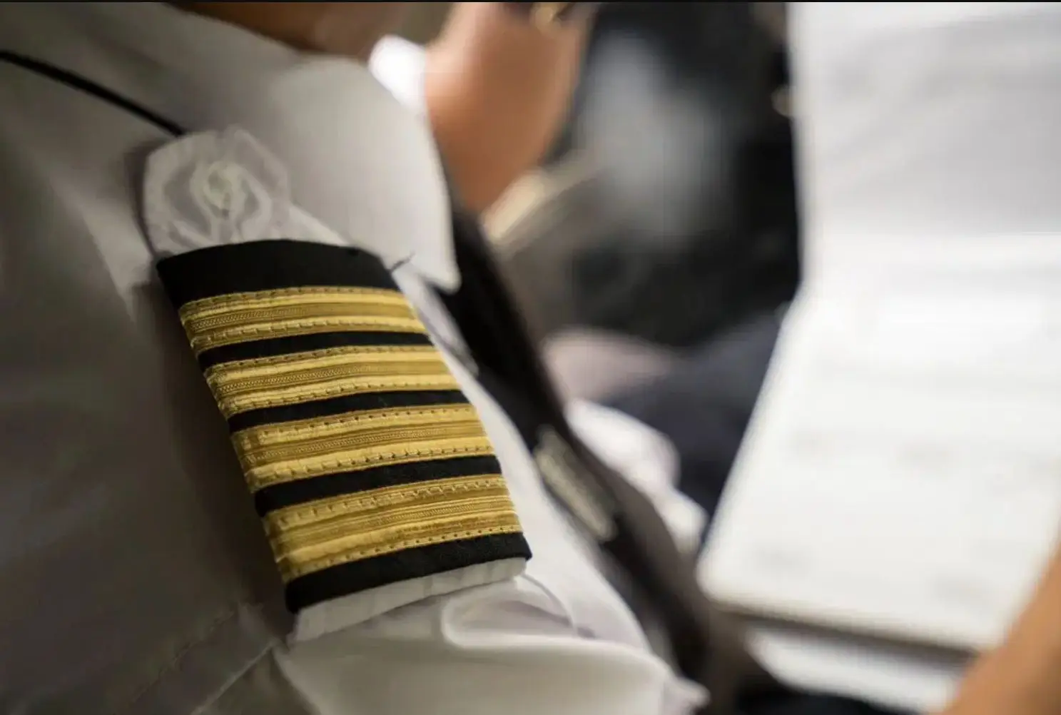 Epaulettes of civil aviation pilots and co-pilots of China Eastern Airlines