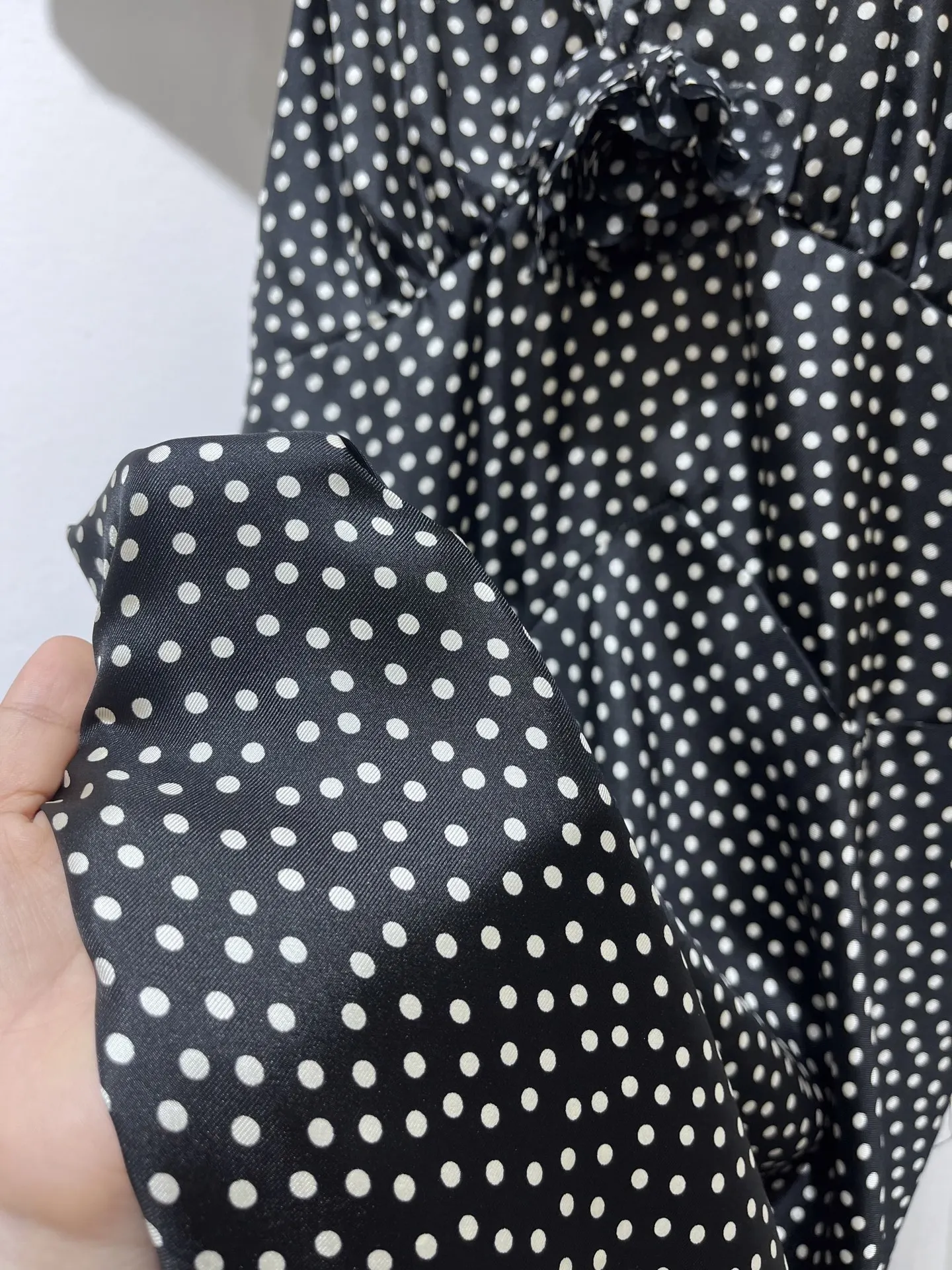 Vestido largo con estampado de puntos para mujer, vestido Sexy con espalda descubierta, decoración de flores 3D, cuello en V, sin mangas, cintura alta, bata elegante de 100% de seda