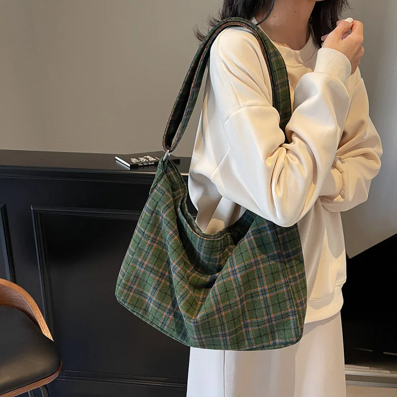

Women's Plaid Bag, Large Capacity Vintage Tartan Shoulder Tote, Casual Oversized Crossbody Bag for Fall and Winter