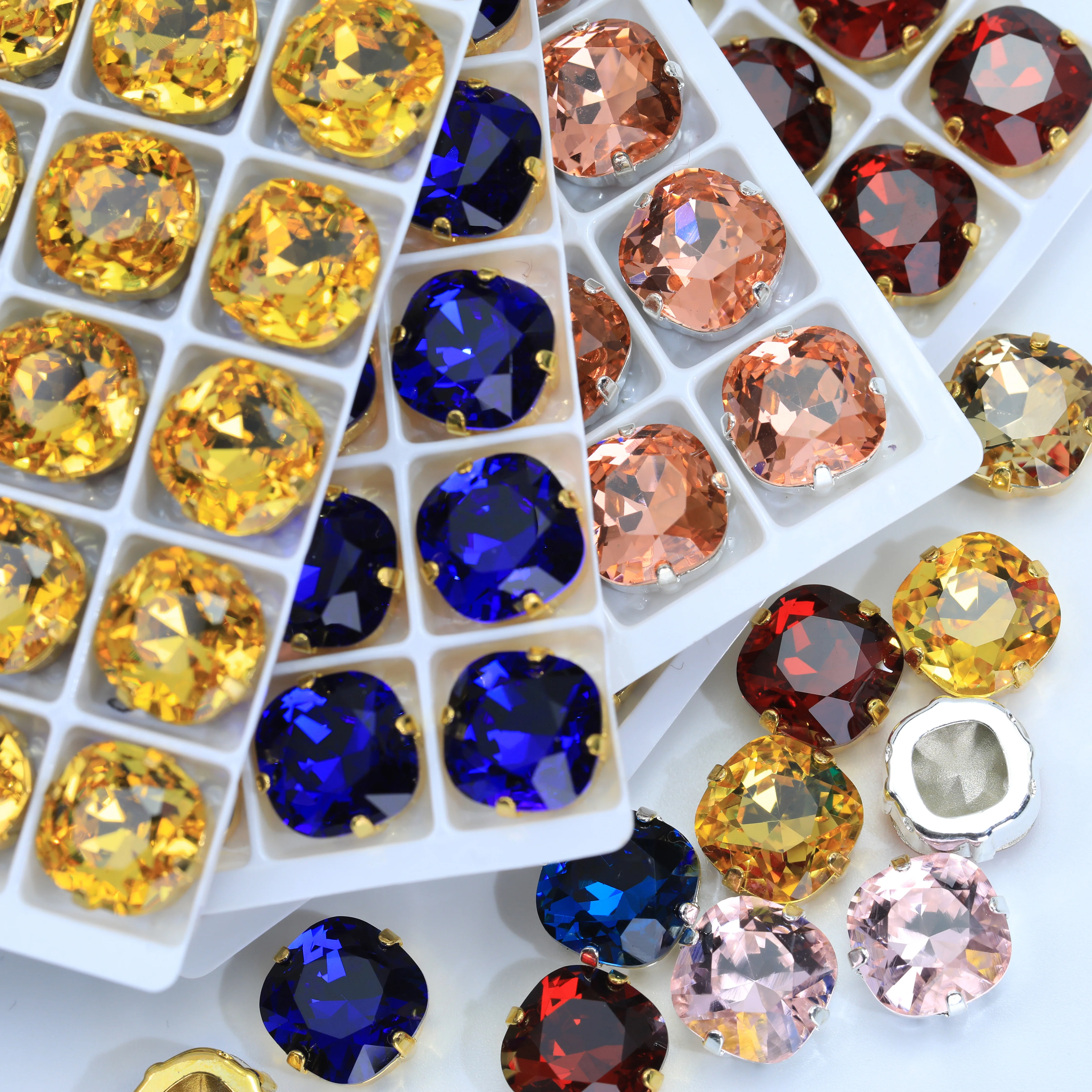 Normalfarbene Kissensteine, Fancy-Steine mit Krallenfassung, hochwertige Gold- und Silberkrallen-Strasssteine, verwendet für Kleidung und Schuhe. – Detail 7