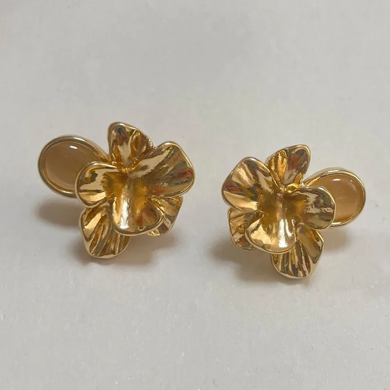 Women\'s Luxury Niche Design Golden Petal Ear Clips French Retro Three-dimensional Metal Opal Flower Clip on Earrings No Piercing