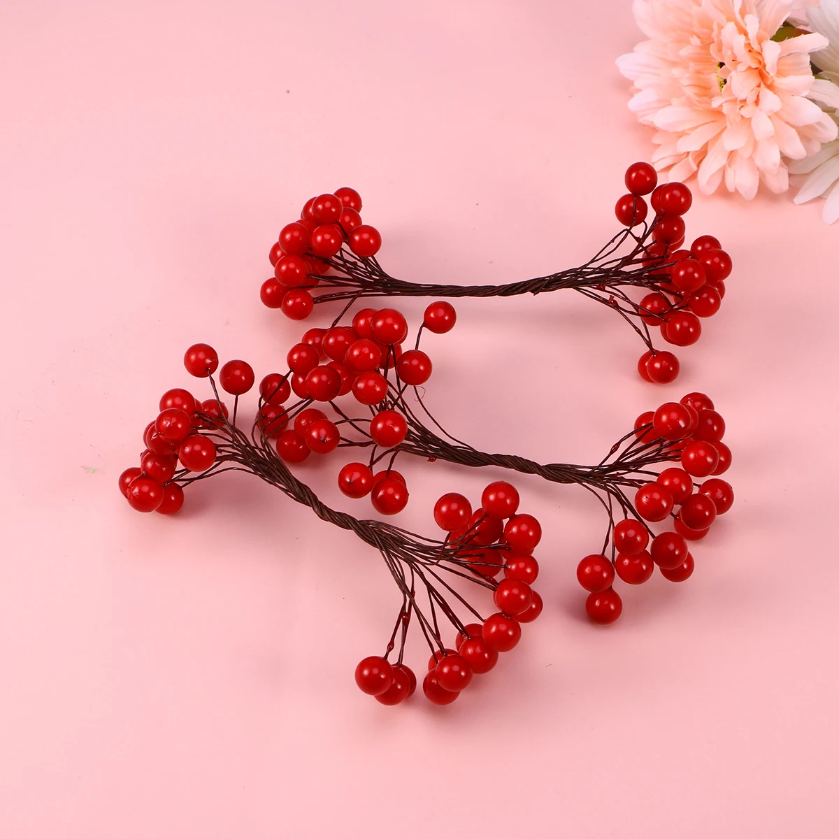 

400 pcs Artificial Holly Berries On Wire Red Simulation Berries For Christmas Decorations Wreaths Floral Arrangement ()