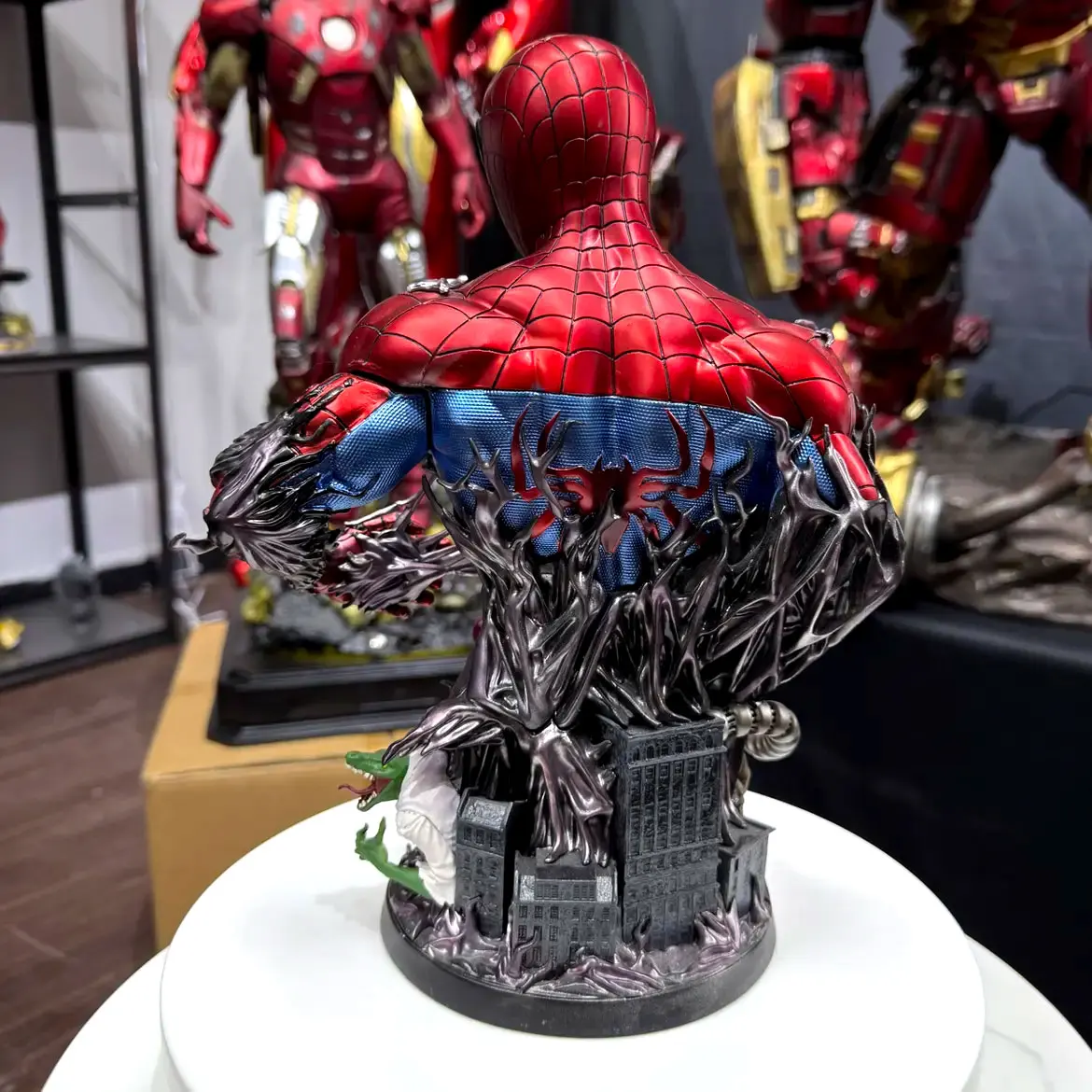 Nova estatueta genuína do homem-aranha da marvel em estoque, estátua do busto, super-herói quebrando livre gk colecionável, perfeita como presente de aniversário