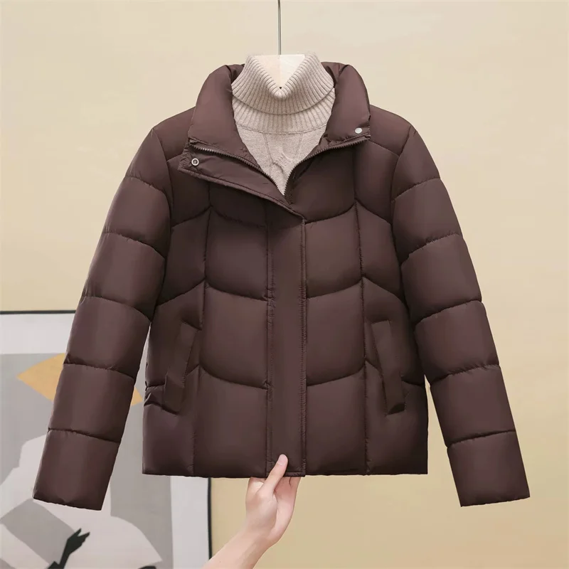 เสื้อแจ็คเก็ตฤดูหนาวปี 2026 เสื้อผ้าผู้หญิง แจ็คเก็ตพาร์กาสั้น อุ่น แขนยาว ซิป สตรีทแวร์ แจ็คเก็ตพัฟเฟอร์ เสื้อโค้ทผ้าฝ้าย ดีไซน์เก๋ สีดำ