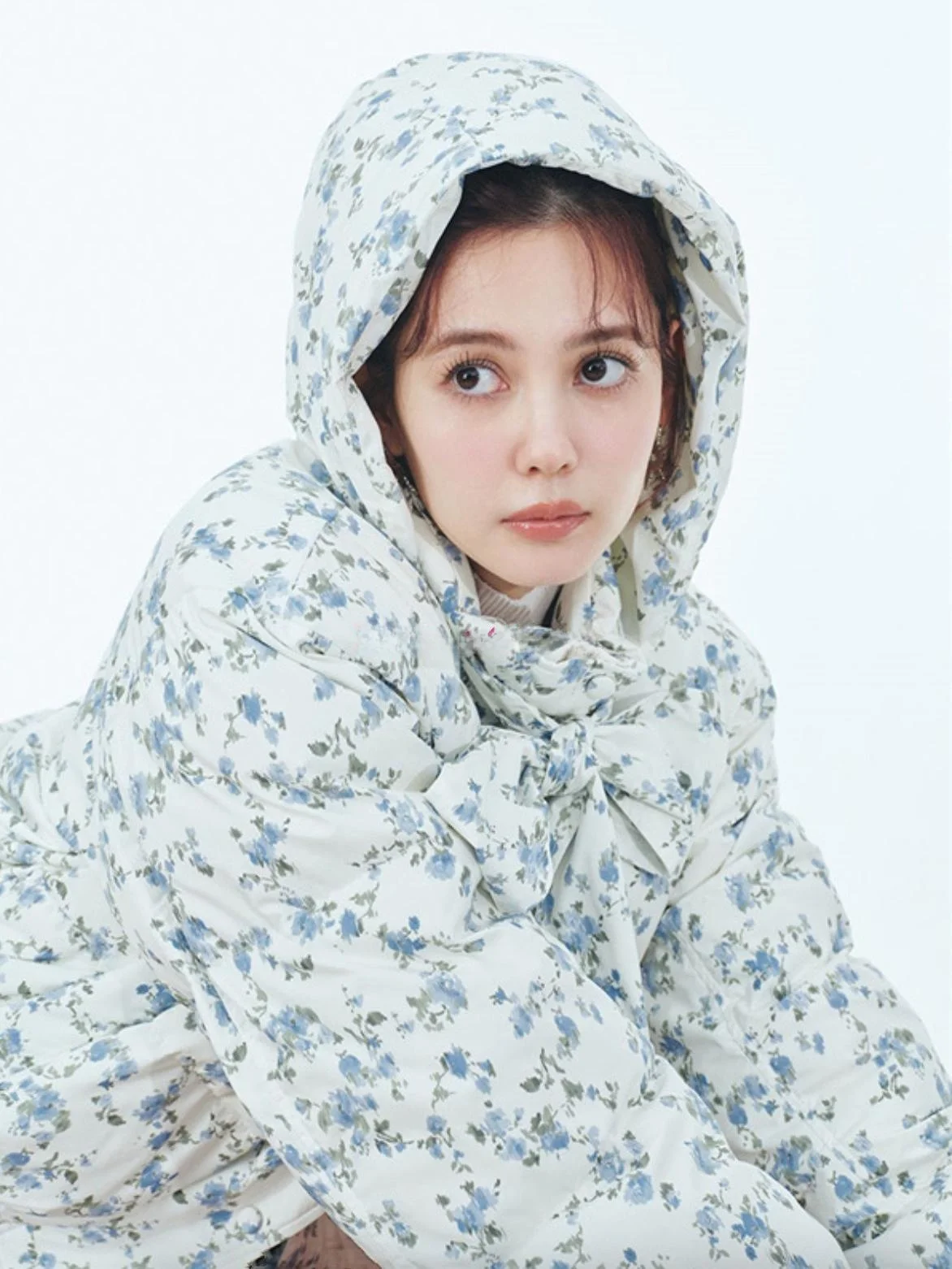 

Теплая короткая куртка-пуховик с поясом и узлом, в японском стиле, с принтом, плиссированными карманами, стандартного кроя, с длинными рукавами