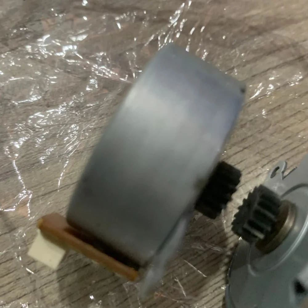 

1pcs. Scanner Stepping Motor for HP CLJ2820 2830 2840 3390 3392 M2727 M1522 CM2320 Q3948-60186 Q3066-60222 C6747-60005