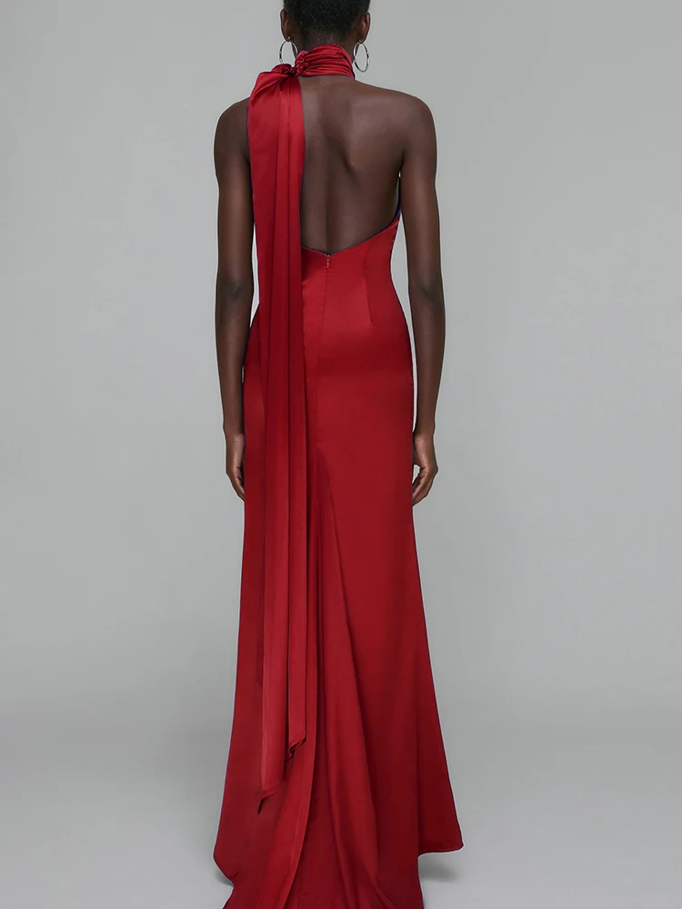 Robes de soirée élégantes en satin rouge à épaules dénudées avec détails roses – Robe de soirée formelle de luxe sans manches à col licou