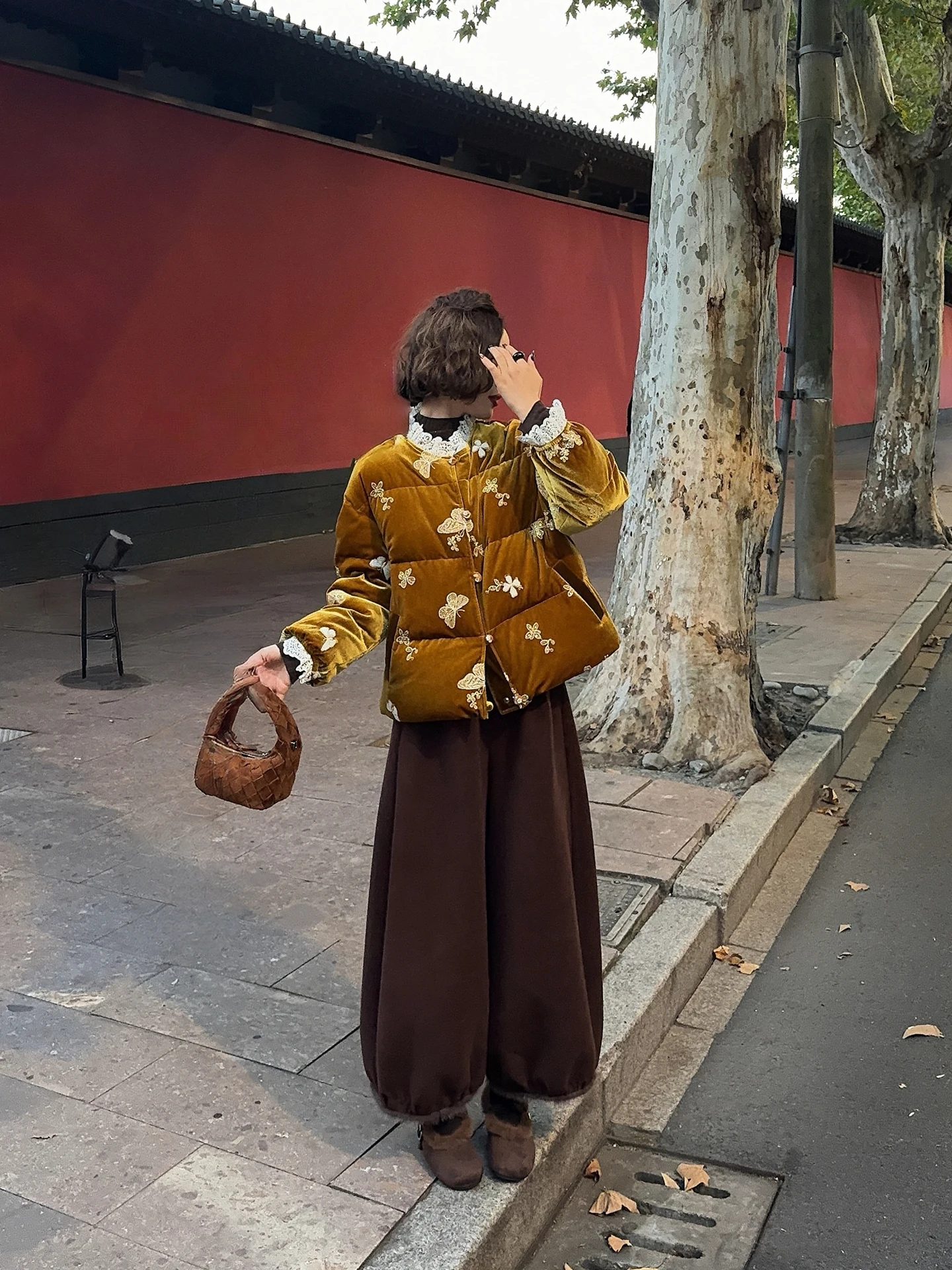 

Женское пальто Yolo из золотистого вельвета с гусиным пухом, вышивкой, кружевными вставками и рельефной строчкой, повседневное, осенне-зимнее