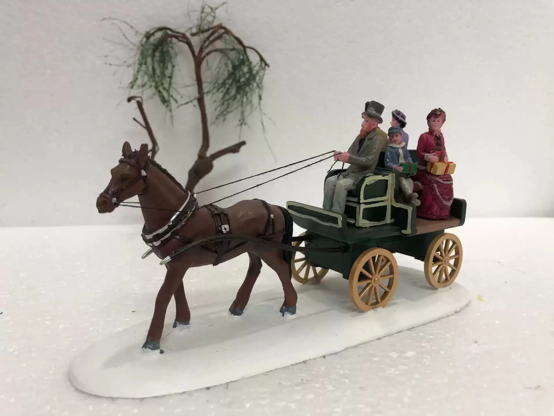 

Hand Painted Resin Handicraft Table Scene Ornament European Carriage Figurine Gharry Statue Home Furnishing Desk Decoration Gift