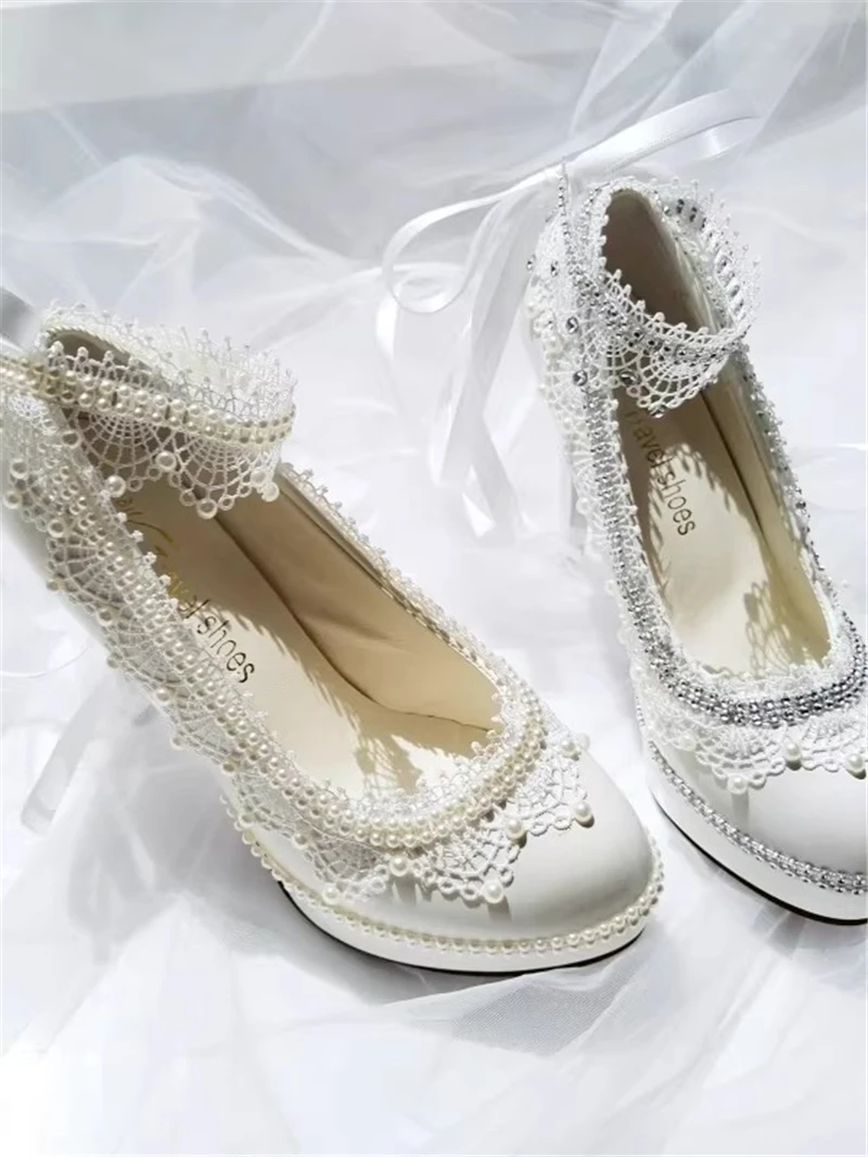 

Новые весенние свадебные туфли в стиле Лолита с белым кружевом, лентами и кисточками, большие размеры, с жемчугом и кристаллами, на высоком каблуке, женские
