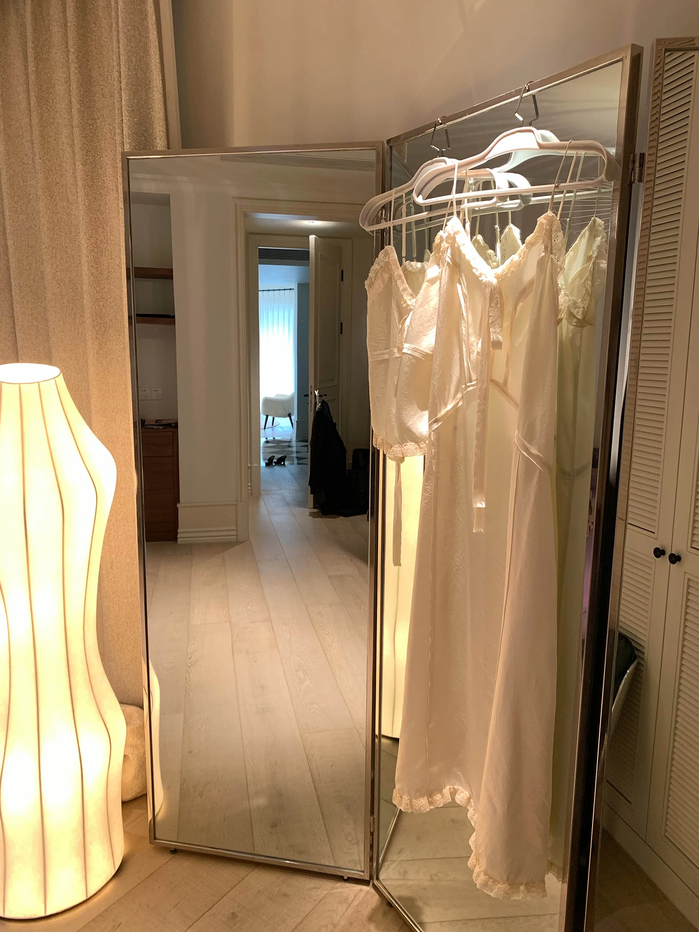 

Модный женский комплект Vcruan Aige RQ254205: ажурный кружевной топ цвета шампань из ацетата и брюки