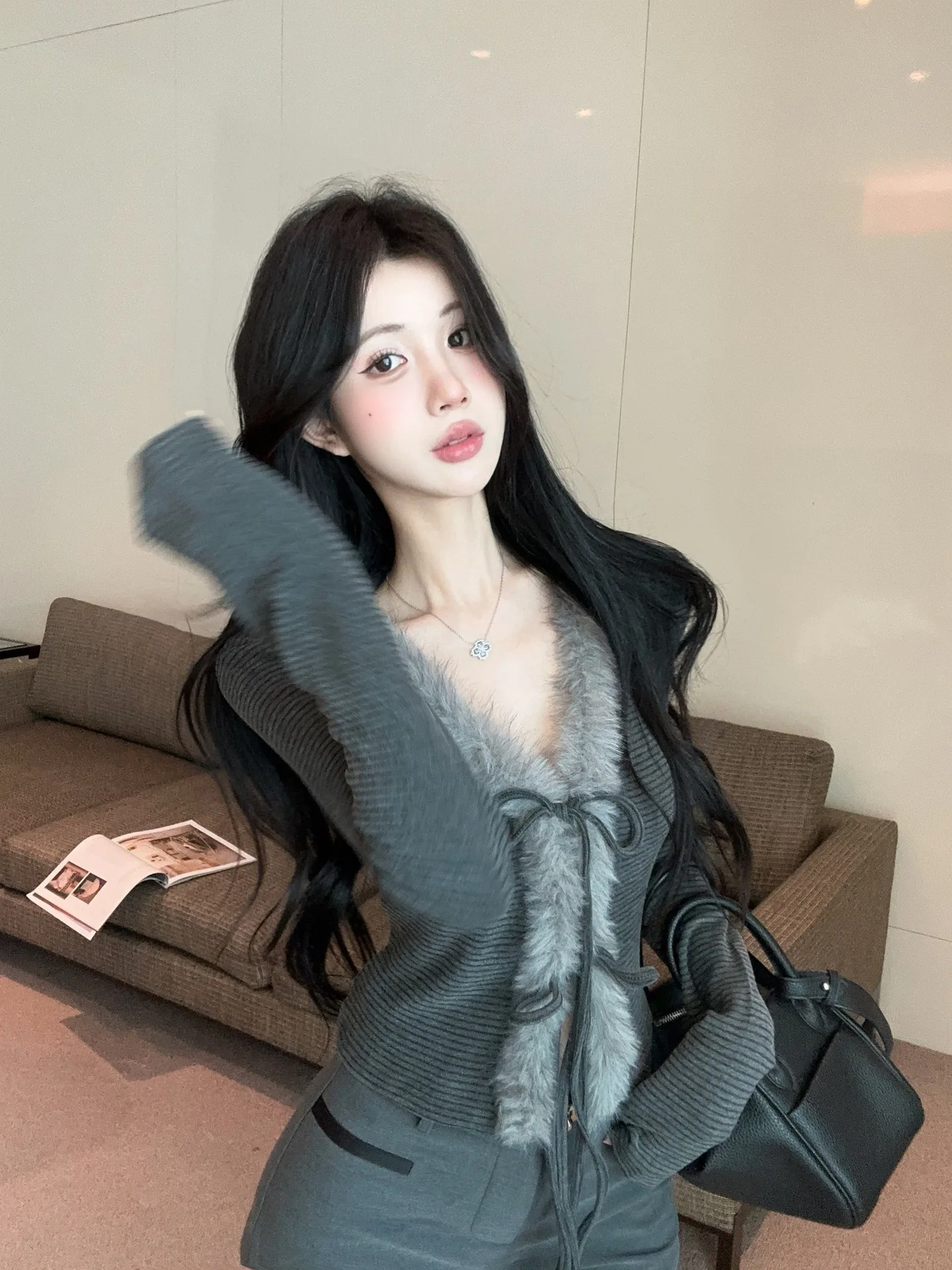 Modische Strickjacke mit V-Ausschnitt, Pelzbesatz und Gürtel, figurbetontes, kurzes T-Shirt-Oberteil für Damen, ideal für Herbst und Winter, neues Modell. – Detail 8