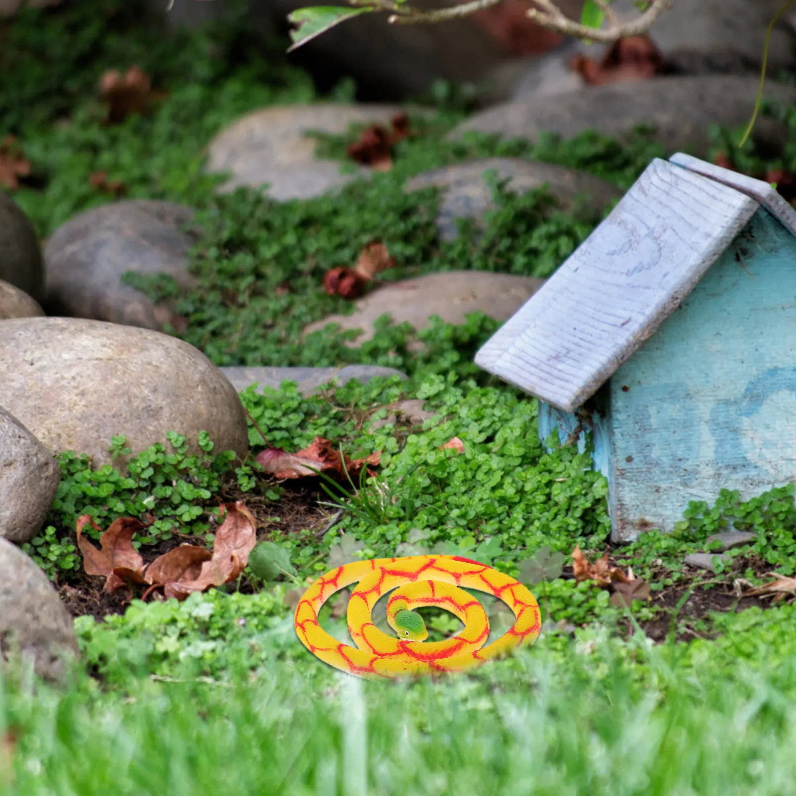 Realistic 100cm Snake Figure Ornament for Garden & Home Decor – Vivid Colors, Lifelike Pose, Reptile-Themed Decoration