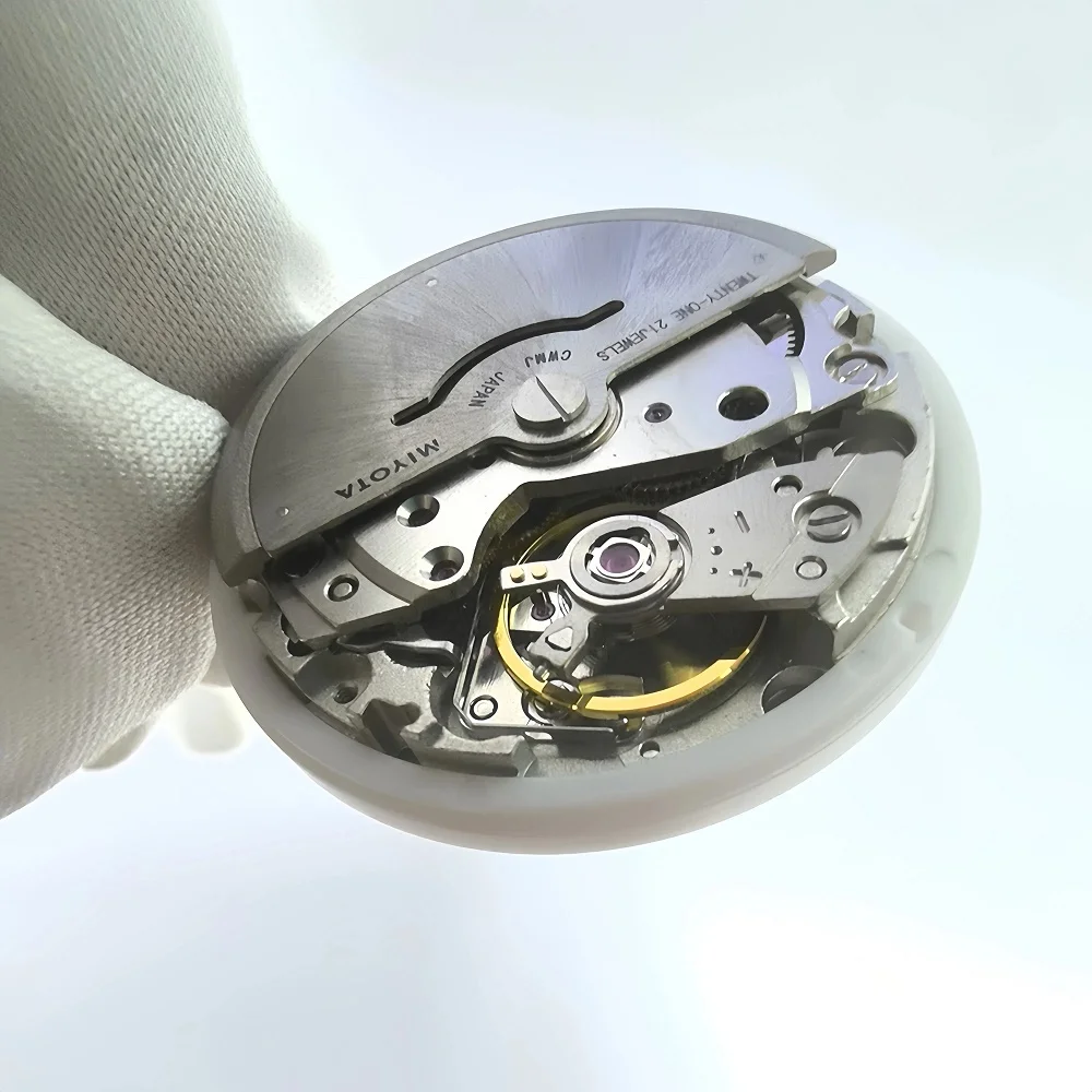 حركة ميكانيكية ميوتا 8285 ذاتية الملء، تتميز عرض التاريخ واليوم، 12:00/التاريخ عند الساعة 3:00، 21 جوهرة