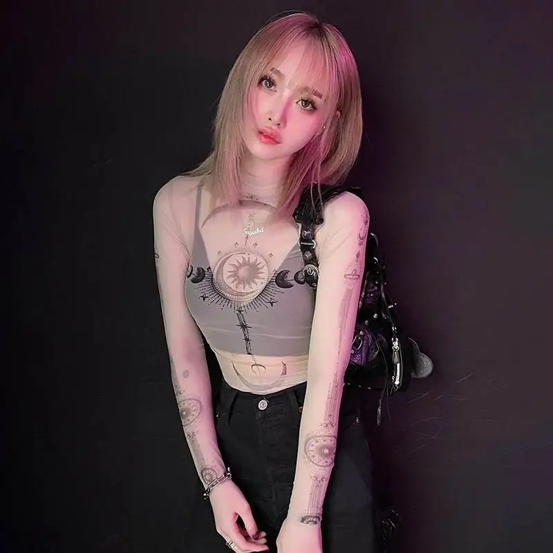 Camiseta Feminina Slim Fit Longa com Estampa, Confortável e Respirável em Poliéster, Casual para Mulheres