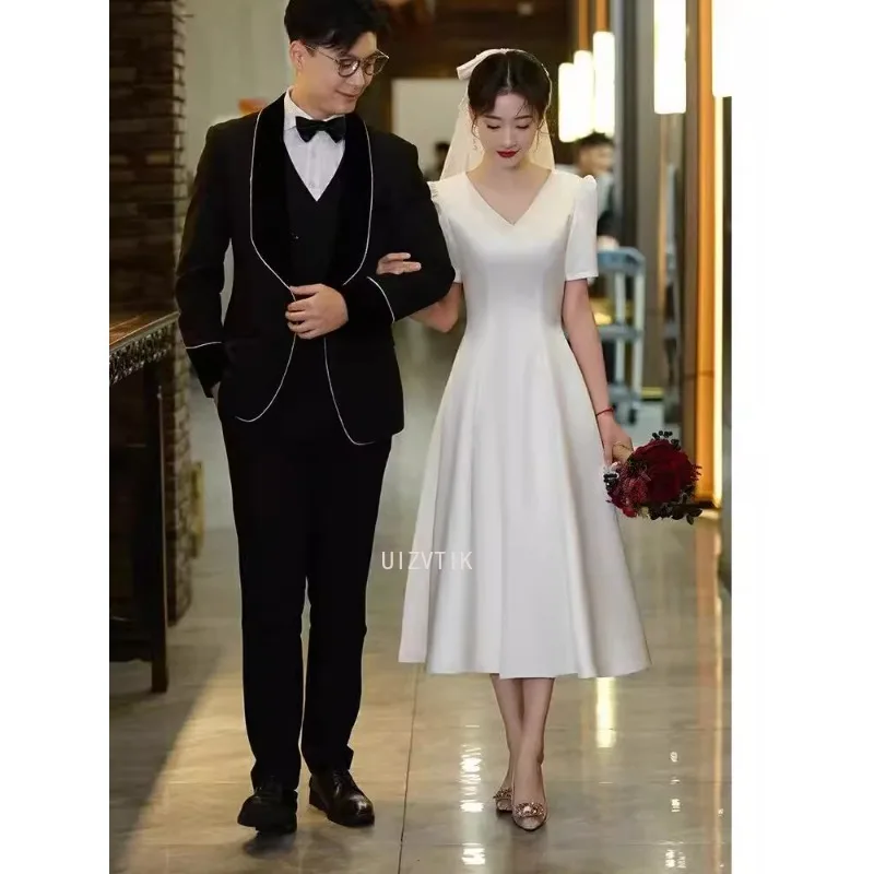 فساتين زفاف ميدي خفيفة بسيطة للنساء برقبة على شكل حرف V فساتين سهرة رسمية أنيقة بيضاء ناعمة من الساتان صور تبادل لاطلاق النار فستان الزفاف