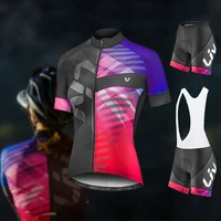 Conjunto de camiseta y pantalones cortos de ciclismo de verano para mujer LIV: protección UV ligera y transpirable para paseos en clima caliente