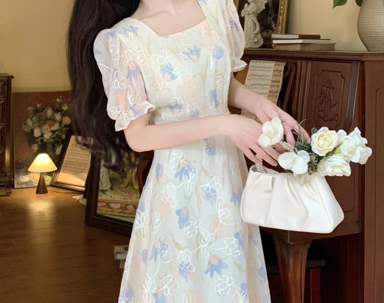 Jurk met vierkante hals in Franse stijl voor de zomer van 2025, nieuwe high-end dunne taille afslankende temperament a-lijn bloemen mesh-jurk