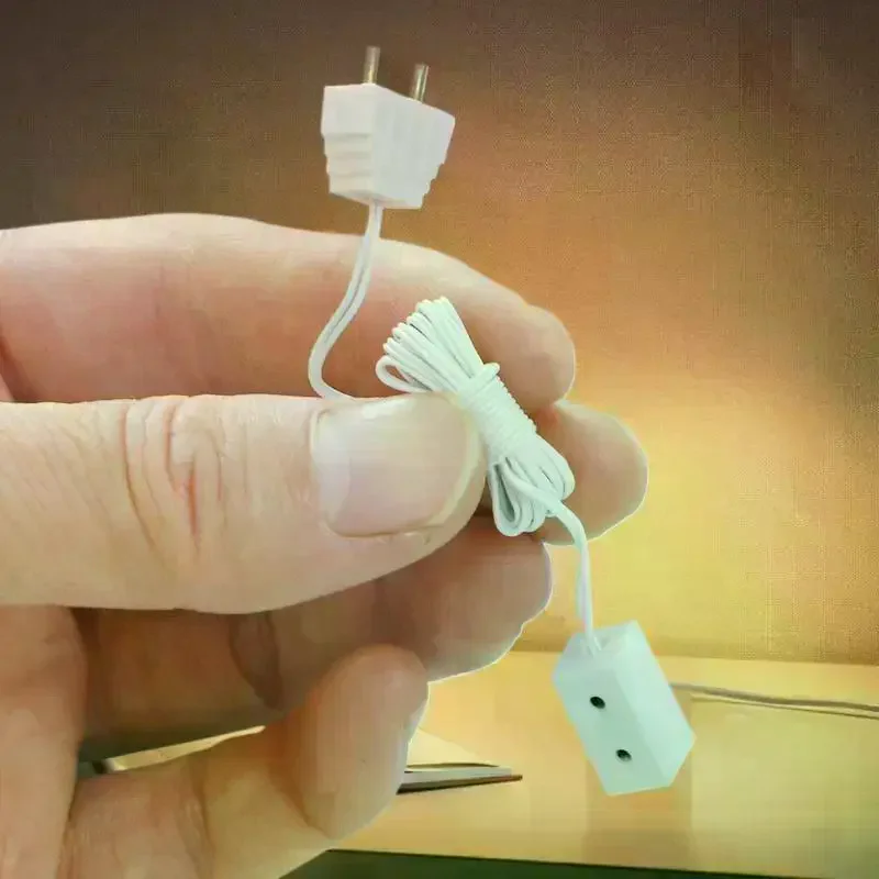 Zestaw 1/12: 4 Lampki do Domku dla Lalek, Gniazdko Transformatora, Zabawki dla Dzieci do Udawania, Miniaturowe Akcesoria do Urządzeń Domowych