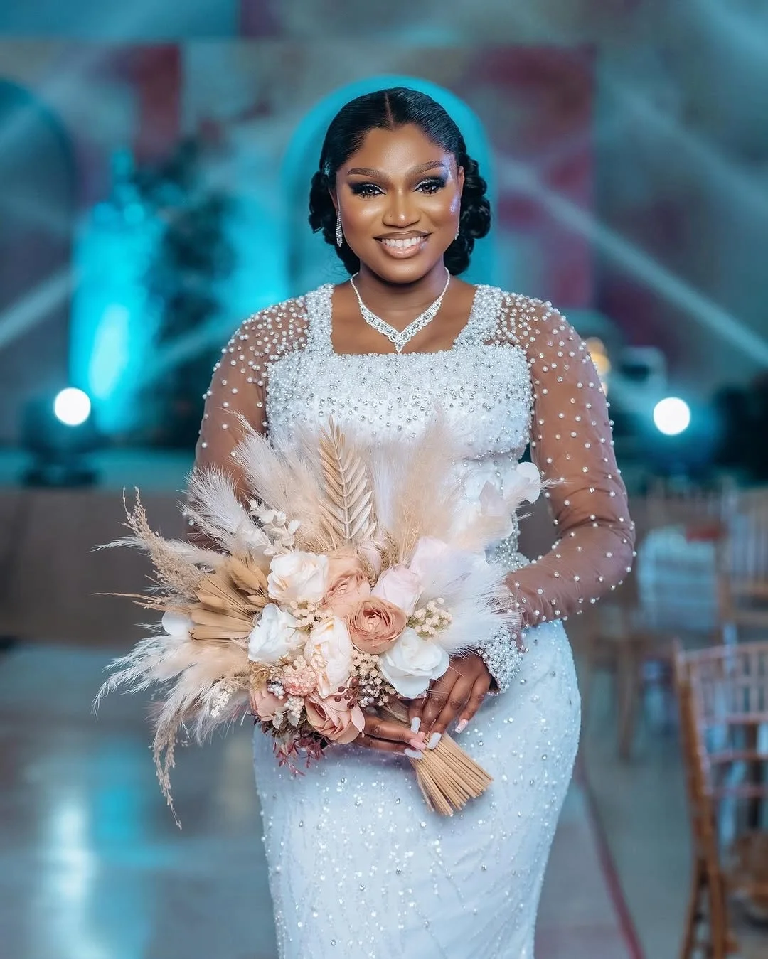 Suknia ślubna syrena z kwadratowym dekoltem, zdobiona błyszczącymi perłami, Vestidos De Novia, długie rękawy, odpinany tren.