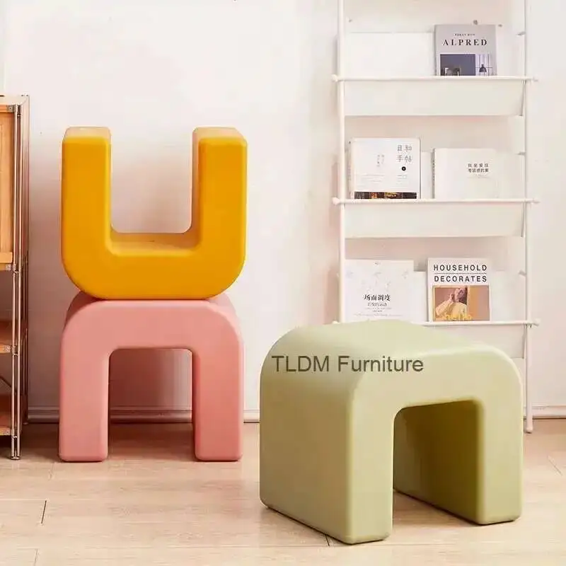 

Маленький табурет, пластиковые стулья, журнальный столик, приставной столик, табурет для смены обуви, современная гостиная, балкон, спальня, низкий табурет